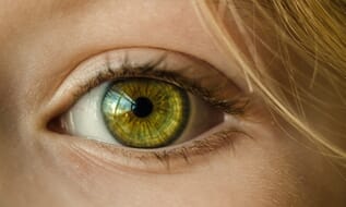 Frau mit grünen Augen 